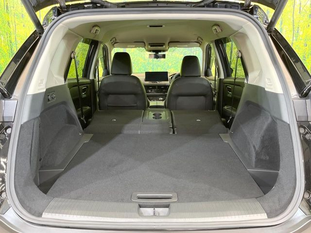 ���i�̂���������ʋ΁A���}���ɏ\���ȉ׎��X�y�[�X���m�ۂ��Ă���܂��B�Z�J���h�V�[�g��|���ƁA�傫�ȉו��̐ύڂ��\�ł���