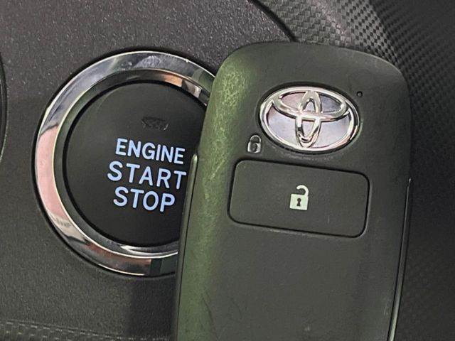 【スマートキー】カバンやポケットに入れたままでもドアの施錠・解錠が可能なスマートキーを装備。エンジンのオン・オフ時もカギを取り出す必要が無いからとっても便利です♪