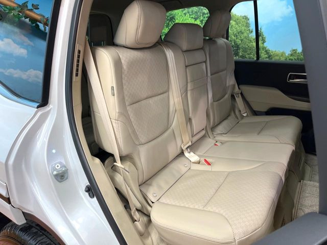 広々とした2列目シートは居住性が高く、居心地も快適!友達や家族とのお出かけにぴったりです。ベビーシートやチャイルドシート使用時も快適にお過ごしいただける十分な空間を確保しています。