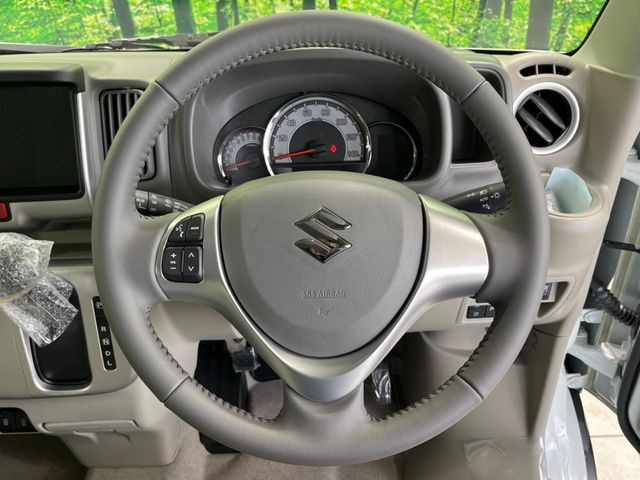 �C���e���A�ɍ��킹���f�U�C���̃X�e�A�����O�́A�^�]�������̂��Ƃ��l���A�^�]���₷���`��A�傫���ł��B�����x�A���ۂɐG���Ă��m���߂��������B