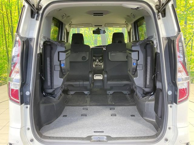 ���i�̂���������ʋ΁A���}���ɏ\���ȉ׎��X�y�[�X���m�ۂ��Ă���܂��B�Z�J���h�V�[�g��|���ƁA�傫�ȉו��̐ύڂ��\�ł���