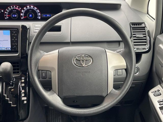 �C���e���A�ɍ��킹���f�U�C���̃X�e�A�����O�́A�^�]�������̂��Ƃ��l���A�^�]���₷���`��A�傫���ł��B�����x�A���ۂɐG���Ă��m���߂��������B