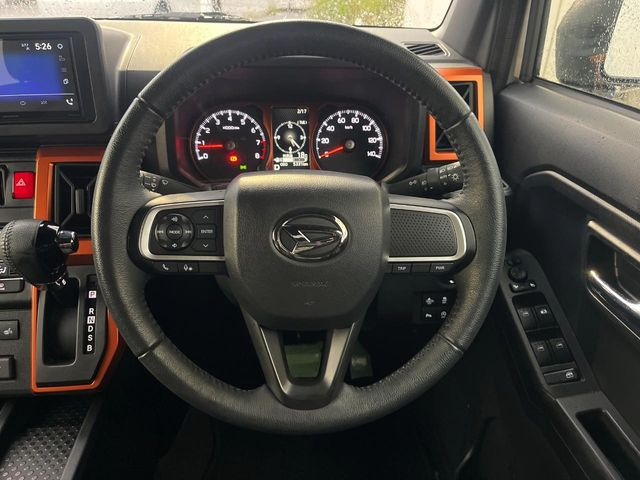 �C���e���A�ɍ��킹���f�U�C���̃X�e�A�����O�́A�^�]�������̂��Ƃ��l���A�^�]���₷���`��A�傫���ł��B�����x�A���ۂɐG���Ă��m���߂��������B