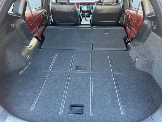 ���i�̂���������ʋ΁A���}���ɏ\���ȉ׎��X�y�[�X���m�ۂ��Ă���܂��B�Z�J���h�V�[�g��|���ƁA�傫�ȉו��̐ύڂ��\�ł���