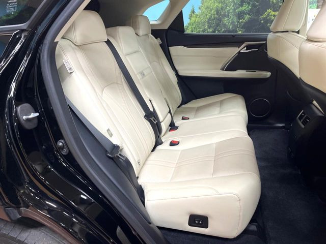 広々とした2列目シートは居住性が高く、居心地も快適!友達や家族とのお出かけにぴったりです。ベビーシートやチャイルドシート使用時も快適にお過ごしいただける十分な空間を確保しています。