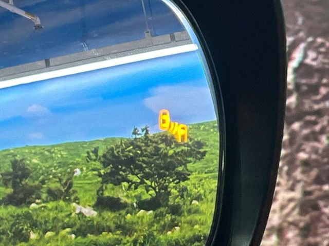 【ブラインドスポットモニター】走行中、ドアミラーの死角になりやすい箇所に後続車が接近するとサイドミラーのレンズに警告を表示!ドライバーに注意喚起をしてくれます。