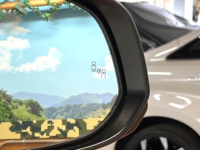 【ブラインドスポットモニター】走行中、ドアミラーの死角になりやすい箇所に後続車が接近するとサイドミラーのレンズに警告を表示!ドライバーに注意喚起をしてくれます。