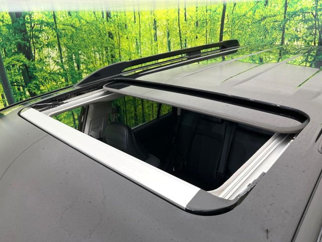 【サンルーフ】開放感たっぷりの希少装備、サンルーフが装着されています!車内に明かりを取り入れたり景色を楽しむ以外にも、車内の空気も簡単に換気できて快適です!