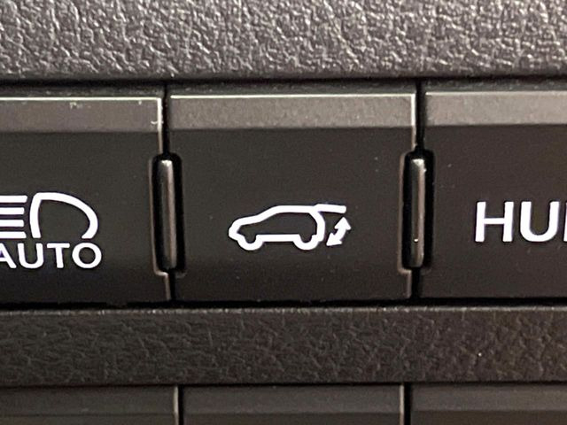 【パワーバックドア】スマートキーや運転席のボタンを押すだけでリアゲートが自動で開閉します!荷物を持っている時や、高い位置にあるバックドアを閉める際に便利な機能です♪