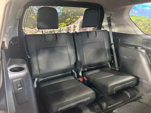 3列目シートはもちろん状態良好☆大人でもゆったりと座って頂けますので、大人数でのお出かけもラクラクです♪ご家族で、気の知れた仲間で、ドライブに行くのが楽しみですね♪