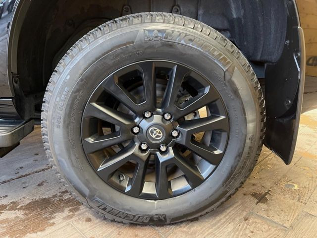 �y����18�C���`�A���~�z�C�[���z�O�ςɃ}�b�`���������A���~�z�C�[���𑕒����Ă���܂��B�e��ЊO�A���~�z�C�[����A�X�^�b�h���X�^�C�����戵�����Ă���܂��B���񂲑��k����������