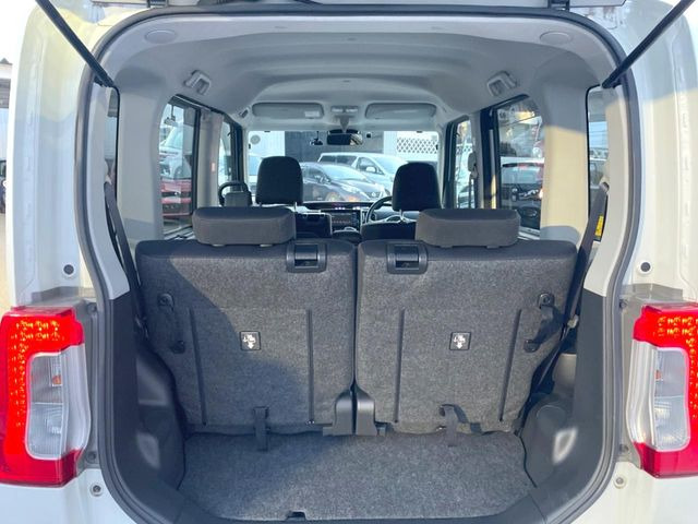 普段のお買い物や通勤、送迎等に十分な荷室スペースを確保しております。セカンドシートを倒すと、大きな荷物の積載も可能です♪