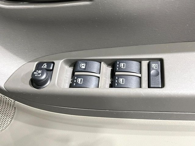 【電動格納ミラー】サイドミラーは電動格納式となっており、狭い駐車場でもキズがつくリスクを抑えられます。