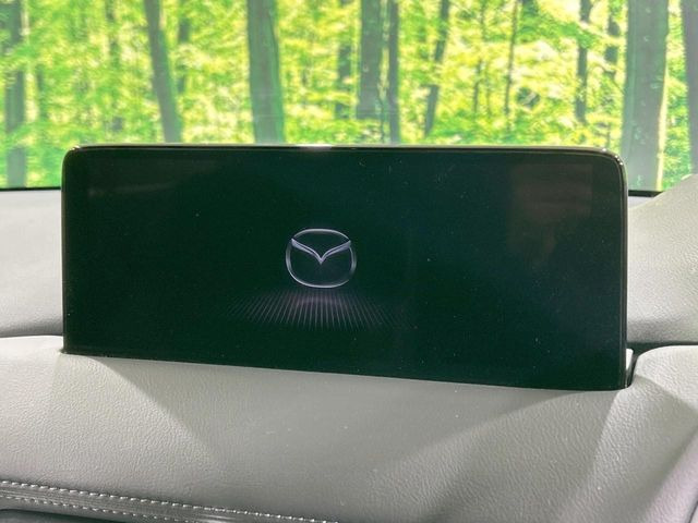 【10.25インチマツダコネクト】車内の雰囲気にマッチした大型ディスプレイ。スマホ接続でのナビ使用やBluetooth再生等、様々な機能が楽しめます。直感的なダイヤル操作が可能で、使い勝手も良好です。