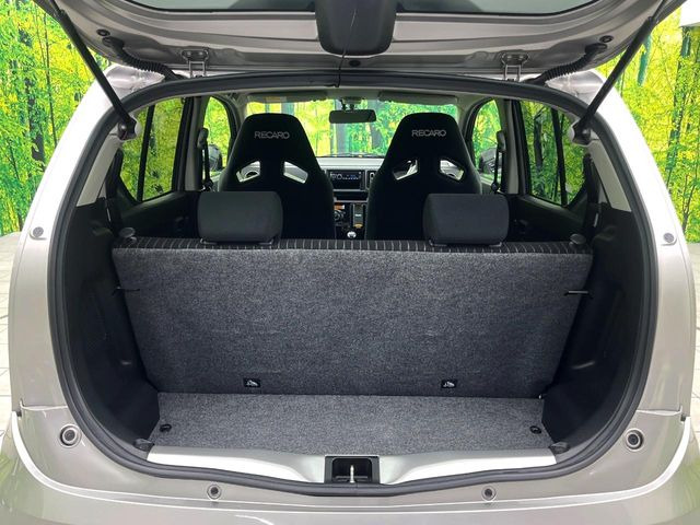 ���i�̂���������ʋ΁A���}���ɏ\���ȉ׎��X�y�[�X���m�ۂ��Ă���܂��B�Z�J���h�V�[�g��|���ƁA�傫�ȉו��̐ύڂ��\�ł���