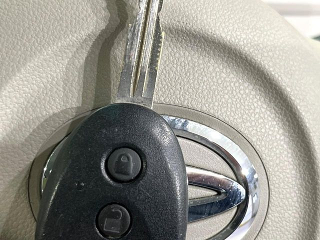 【キーレス】少し離れた場所からでもボタン一つでドアの開錠・施錠ができるのでとっても便利!ドアの鍵穴周りに傷をつけることもありません♪