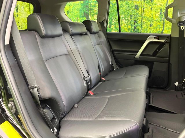 後部座席も気になるようなキズ・汚れやへたり等、大きなダメージはなく、良好な状態です。