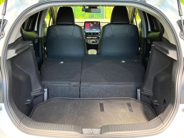 ���i�̂���������ʋ΁A���}���ɏ\���ȉ׎��X�y�[�X���m�ۂ��Ă���܂��B�Z�J���h�V�[�g��|���ƁA�傫�ȉו��̐ύڂ��\�ł���