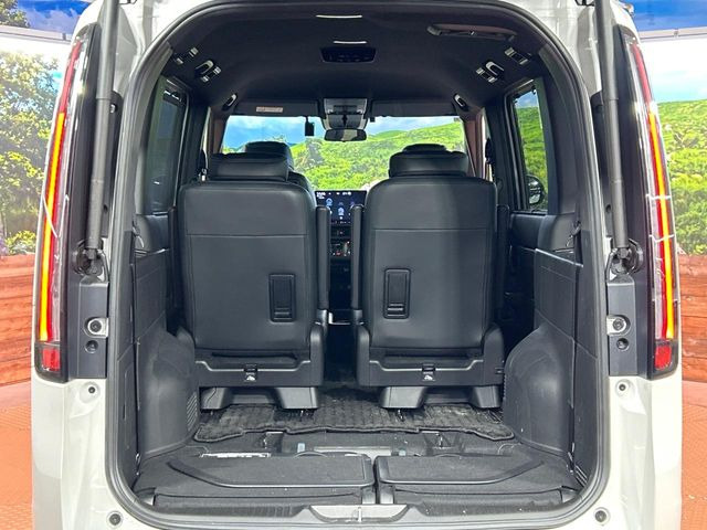 ���i�̂���������ʋ΁A���}���ɏ\���ȉ׎��X�y�[�X���m�ۂ��Ă���܂��B�Z�J���h�V�[�g��|���ƁA�傫�ȉו��̐ύڂ��\�ł���