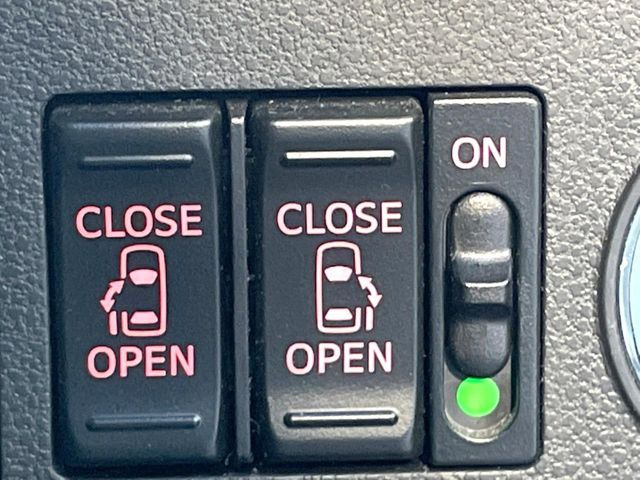 【両側パワースライドドア】スマートキーや運転席のスイッチで後席両側スライドドアの開閉が可能♪電動だから力を入れてドアを開ける必要が無く、小さなお子様でも簡単に開け閉めでき快適です♪