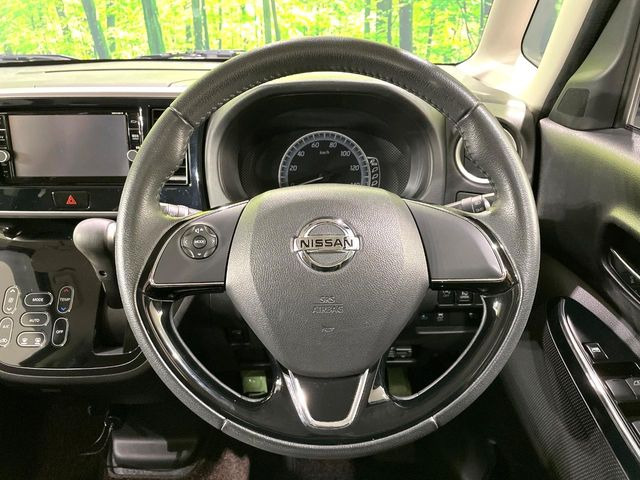 �C���e���A�ɍ��킹���f�U�C���̃X�e�A�����O�́A�^�]�������̂��Ƃ��l���A�^�]���₷���`��A�傫���ł��B�����x�A���ۂɐG���Ă��m���߂��������B