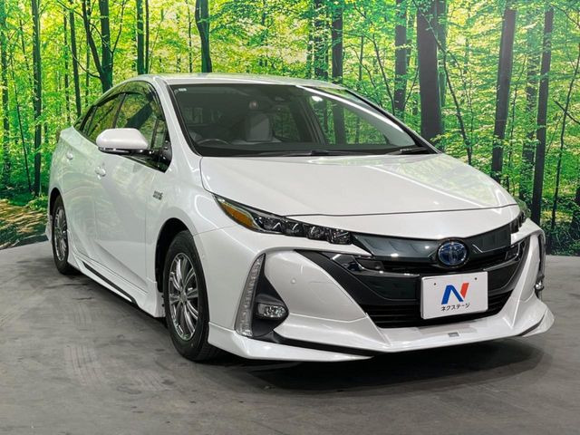 高透明度のガラス皮膜で撥水はもちろん、上質なツヤ・光沢を実現。紫外線や酸性雨から大切な愛車を保護し、色あせ・劣化を防止。「弾スプラッシュコート」、「弾プリミッサコート」からお選びいただけます。