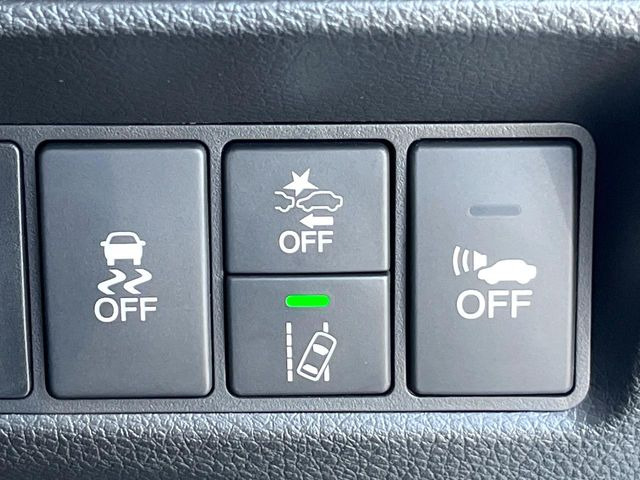 �y�Փˌy���V�X�e���z���s���ɑO���̎ԗ�����F�����A�Փ˂������Ȏ��͌x��ƃu���[�L�ŏՓˉ���Ɣ�Q�y�����A�V�X�g�B�����S�Ƀh���C�u�����y���݂��������܂��B