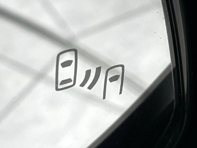 【ブラインドスポットモニター】走行中、ドアミラーの死角になりやすい箇所に後続車が接近するとサイドミラーのレンズに警告を表示!ドライバーに注意喚起をしてくれます。