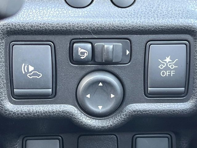 �y�Փˌy���V�X�e���z���s���ɑO���̎ԗ�����F�����A�Փ˂������Ȏ��͌x��ƃu���[�L�ŏՓˉ���Ɣ�Q�y�����A�V�X�g�B�����S�Ƀh���C�u�����y���݂��������܂��B