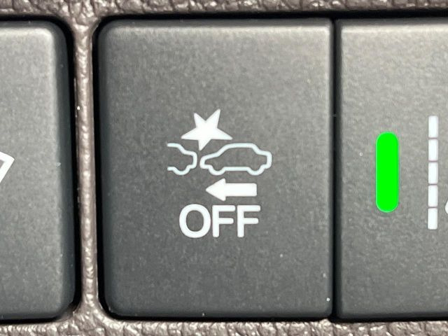 �y�z���_�Z���V���O�z���s���ɑO���̎ԗ�����F�����A�Փ˂������Ȏ��͌x��ƃu���[�L�ŏՓˉ���Ɣ�Q�y�����A�V�X�g�B�����S�Ƀh���C�u�����y���݂��������܂��B