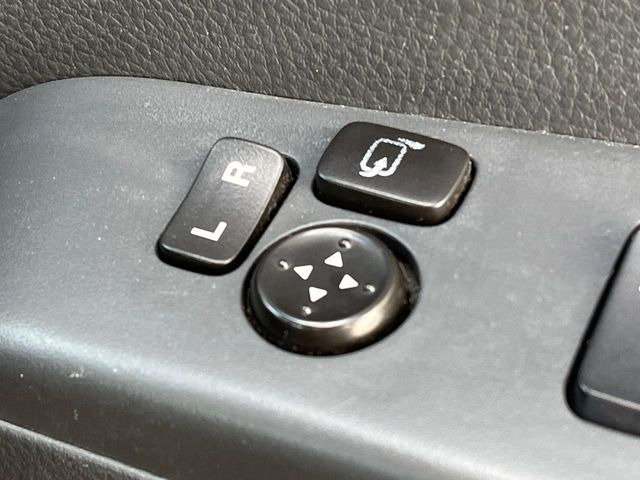 �y�d���i�[�~���[�z�T�C�h�~���[�͓d���i�[���ƂȂ��Ă���A�������ԏ�ł��L�Y�������X�N��}�����܂��B