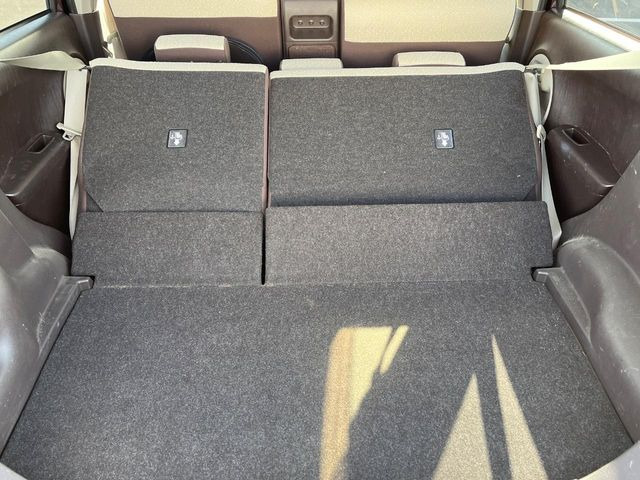 ���i�̂���������ʋ΁A���}���ɏ\���ȉ׎��X�y�[�X���m�ۂ��Ă���܂��B�Z�J���h�V�[�g��|���ƁA�傫�ȉו��̐ύڂ��\�ł���