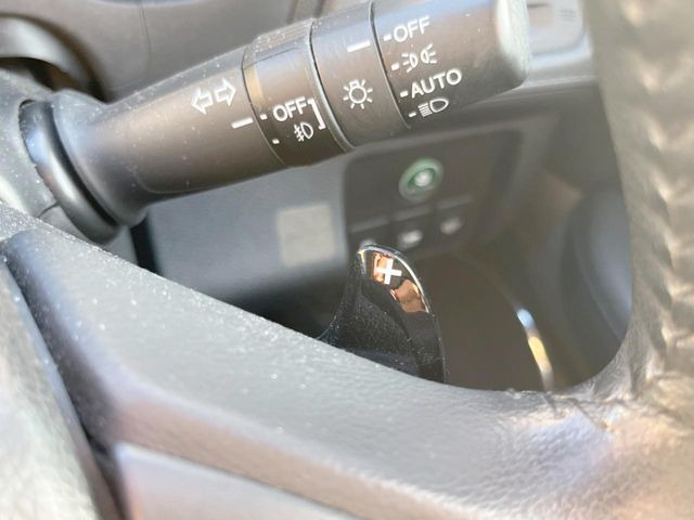 【パドルシフト】ハンドルから手を離さずに素早くシフトアップ&ダウンができるので、エンジンブレーキを使う下り坂や高速道路の合流で加速したい場面で役立ちます。