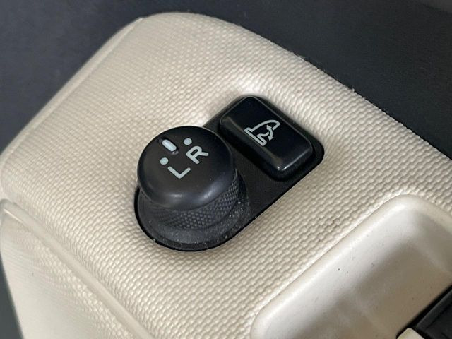 �y�d���i�[�~���[�z�T�C�h�~���[�͓d���i�[���ƂȂ��Ă���A�������ԏ�ł��L�Y�������X�N��}�����܂��B