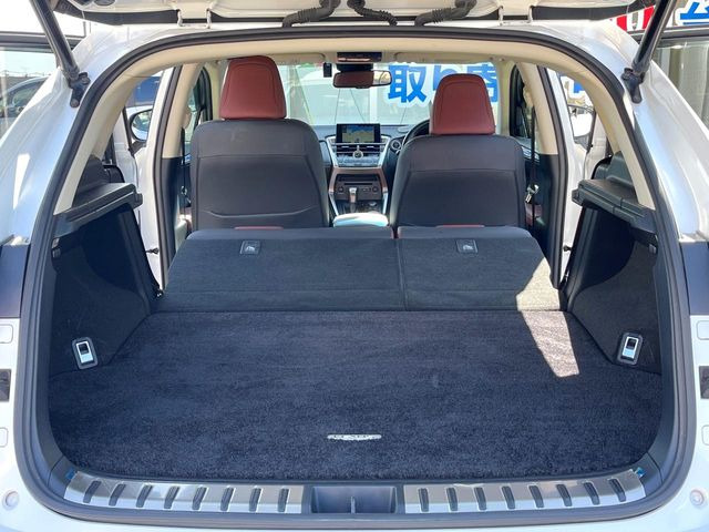 ���i�̂���������ʋ΁A���}���ɏ\���ȉ׎��X�y�[�X���m�ۂ��Ă���܂��B�Z�J���h�V�[�g��|���ƁA�傫�ȉו��̐ύڂ��\�ł���