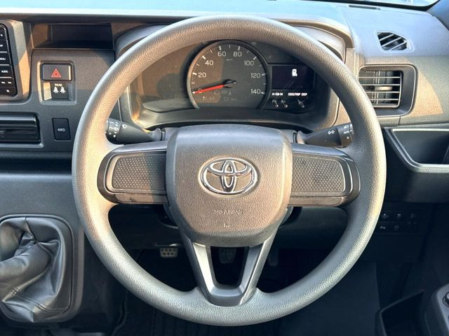 �C���e���A�ɍ��킹���f�U�C���̃X�e�A�����O�́A�^�]�������̂��Ƃ��l���A�^�]���₷���`��A�傫���ł��B�����x�A���ۂɐG���Ă��m���߂��������B