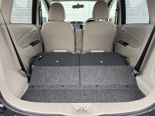 ���i�̂���������ʋ΁A���}���ɏ\���ȉ׎��X�y�[�X���m�ۂ��Ă���܂��B�Z�J���h�V�[�g��|���ƁA�傫�ȉו��̐ύڂ��\�ł���