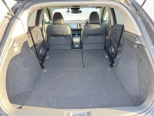 後席を格納すると、これだけの広さが!シーンに合わせたシートアレンジで、大きな荷物も積むことが出来ます♪