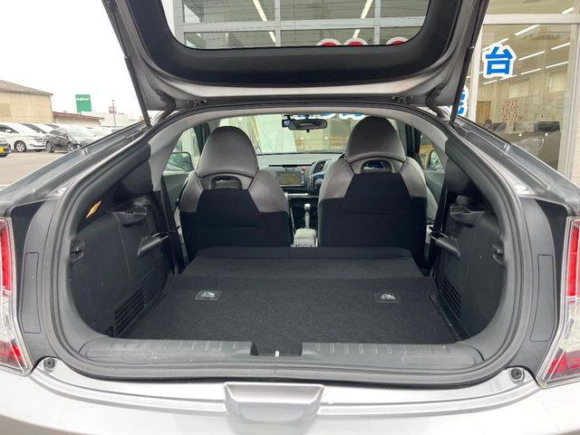 ���i�̂���������ʋ΁A���}���ɏ\���ȉ׎��X�y�[�X���m�ۂ��Ă���܂��B�Z�J���h�V�[�g��|���ƁA�傫�ȉו��̐ύڂ��\�ł���