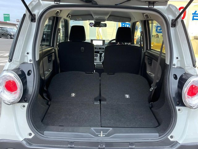 ���i�̂���������ʋ΁A���}���ɏ\���ȉ׎��X�y�[�X���m�ۂ��Ă���܂��B�Z�J���h�V�[�g��|���ƁA�傫�ȉו��̐ύڂ��\�ł���