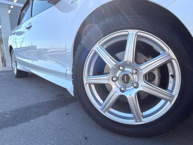 �O�ςɃ}�b�`�����A���~�z�C�[���𑕒����Ă���܂��B�e��A���~�z�C�[����A�X�^�b�h���X�^�C�����戵�����Ă���܂��B���񂲑��k����������