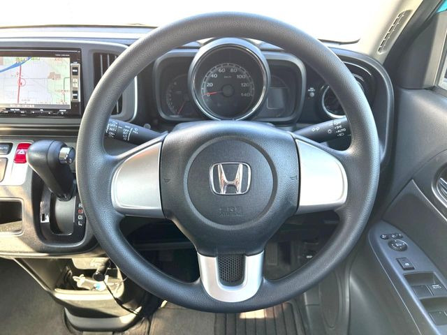 �C���e���A�ɍ��킹���f�U�C���̃X�e�A�����O�́A�^�]�������̂��Ƃ��l���A�^�]���₷���`��A�傫���ł��B�����x�A���ۂɐG���Ă��m���߂��������B