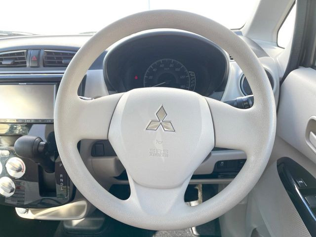 �C���e���A�ɍ��킹���f�U�C���̃X�e�A�����O�́A�^�]�������̂��Ƃ��l���A�^�]���₷���`��A�傫���ł��B�����x�A���ۂɐG���Ă��m���߂��������B