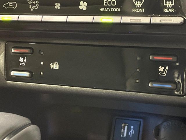 【シートベンチレーション】夏場は涼しい風でお尻や背中の熱やムレを防ぎ、冬はエアコンよりも早く温まってポカポカに!季節を問わず快適に過ごせます。