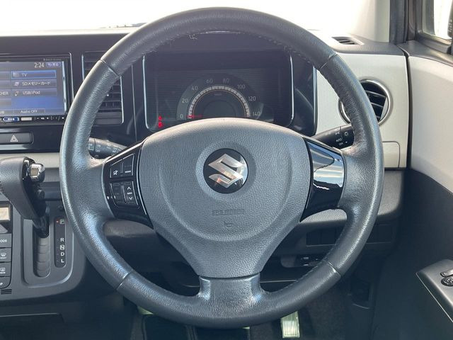 �C���e���A�ɍ��킹���f�U�C���̃X�e�A�����O�́A�^�]�������̂��Ƃ��l���A�^�]���₷���`��A�傫���ł��B�����x�A���ۂɐG���Ă��m���߂��������B