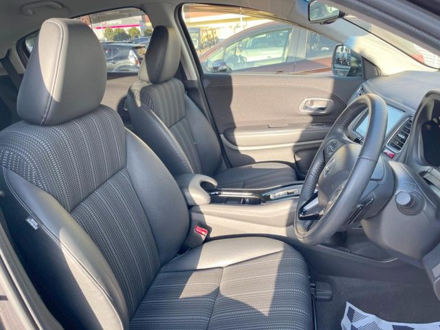 【ハーフレザーシート】高級感と座り心地を両立した人気のシート♪背面・座面のファブリック素材は、通気性の良さや滑りにくさに優れています。気温や服装に左右されず快適にお乗りいただけます。