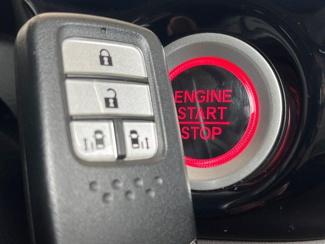 �yHonda�X�}�[�g�L�[�z�J�o����|�P�b�g�ɓ��ꂽ�܂܂ł��h�A�̎{���E�������\�ȃX�}�[�g�L�[�𑕔��B�G���W���̃I���E�I�t�����J�M�����o���K�v����������Ƃ��Ă��֗��ł���