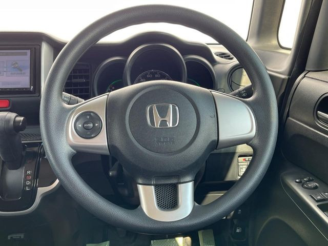 �C���e���A�ɍ��킹���f�U�C���̃X�e�A�����O�́A�^�]�������̂��Ƃ��l���A�^�]���₷���`��A�傫���ł��B�����x�A���ۂɐG���Ă��m���߂��������B