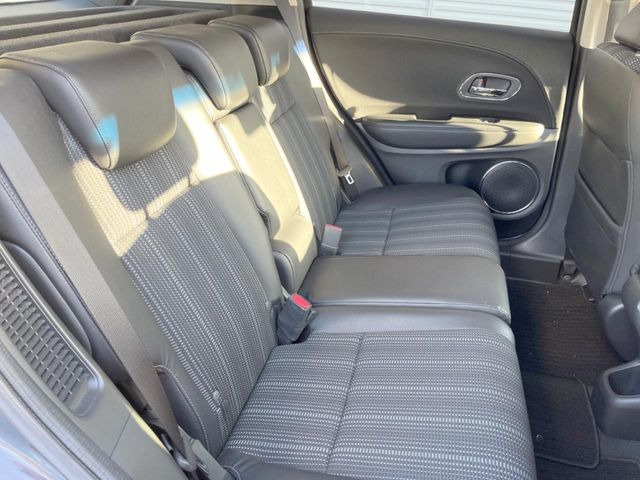 広々とした2列目シートは居住性が高く、居心地も快適!友達や家族とのお出かけにぴったりです。ベビーシートやチャイルドシート使用時も快適にお過ごしいただける十分な空間を確保しています。