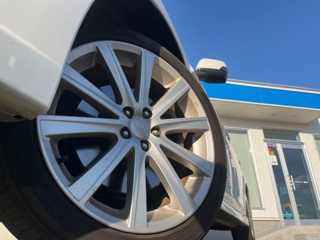 �y����18�C���`�A���~�z�C�[���z�O�ςɃ}�b�`���������A���~�z�C�[���𑕒����Ă���܂��B�e��ЊO�A���~�z�C�[����A�X�^�b�h���X�^�C�����戵�����Ă���܂��B���񂲑��k����������